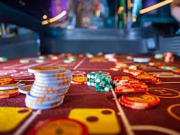Antarmuka aplikasi mobile dewakoin menampilkan meja live dealer blackjack dengan dealer langsung dan opsi pembayaran DANA OVO GoPay ShopeePay LinkAja